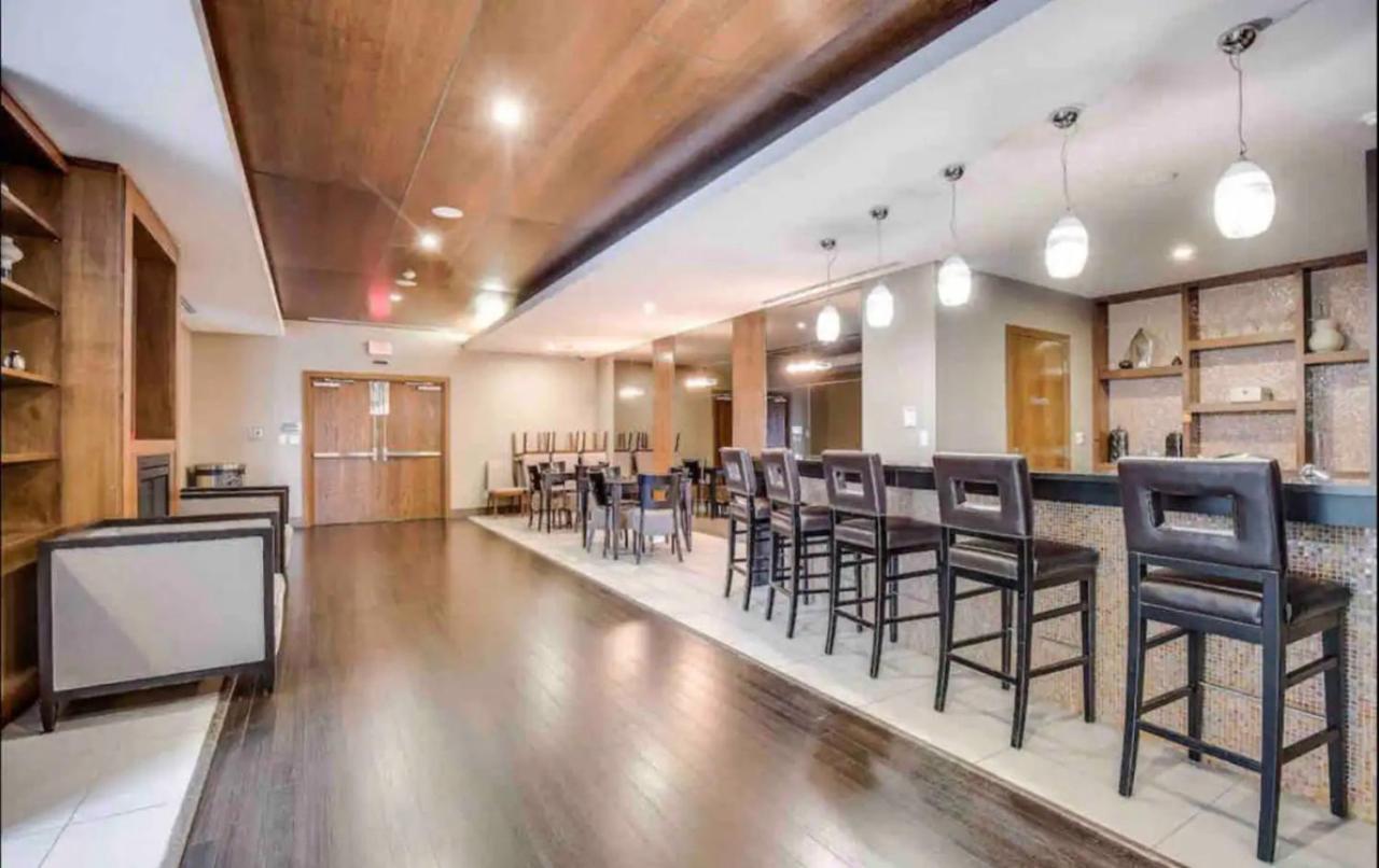 Ultra Luxurious 2.5 Bedroom 2 Full Bathroom 1 Parking Condo Near Sq1 Striking Views Mississauga Exteriör bild